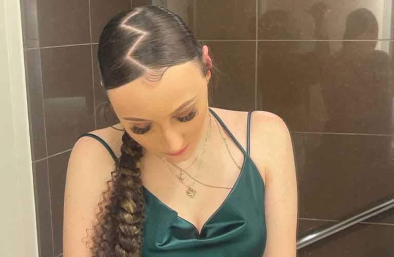 25 Stylish Ways to Wear A Middle Part Ponytail