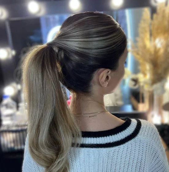 Relaxed Two-tone Ponytail with Base Highlights